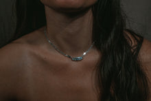 Lade das Bild in den Galerie-Viewer, Pāua 101 Halsband