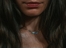Lade das Bild in den Galerie-Viewer, Pāua 101 Halsband