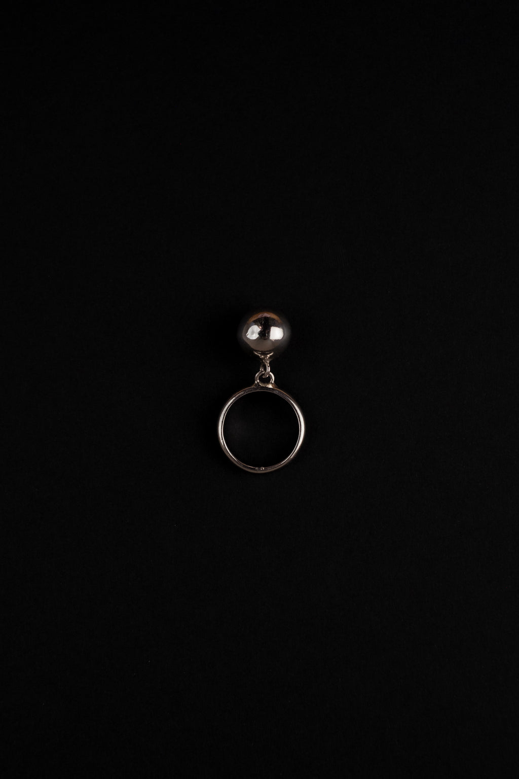 Ring mit Kugel-Anhänger