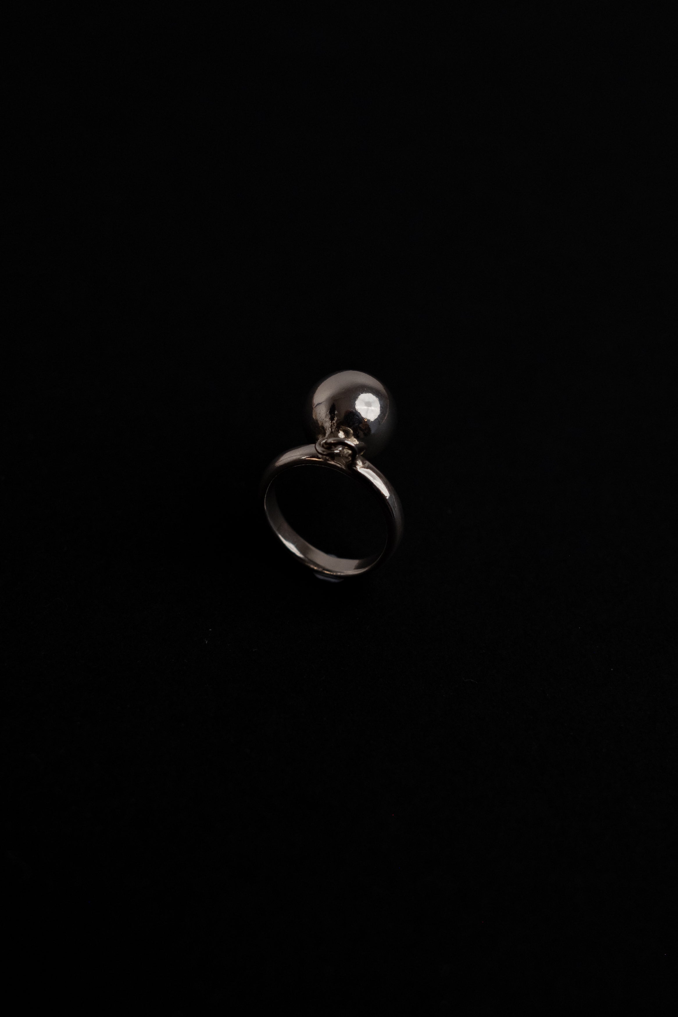Ring mit Kugel-Anhänger